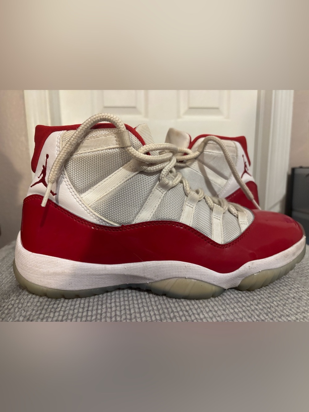 🎉Jordan 11 Retro in White and Red, size 11🎉